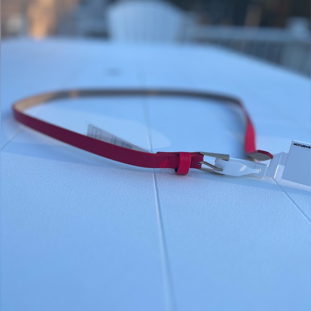 NWT* Women belt, color red&gold, in wonderful condition, and a size medium!